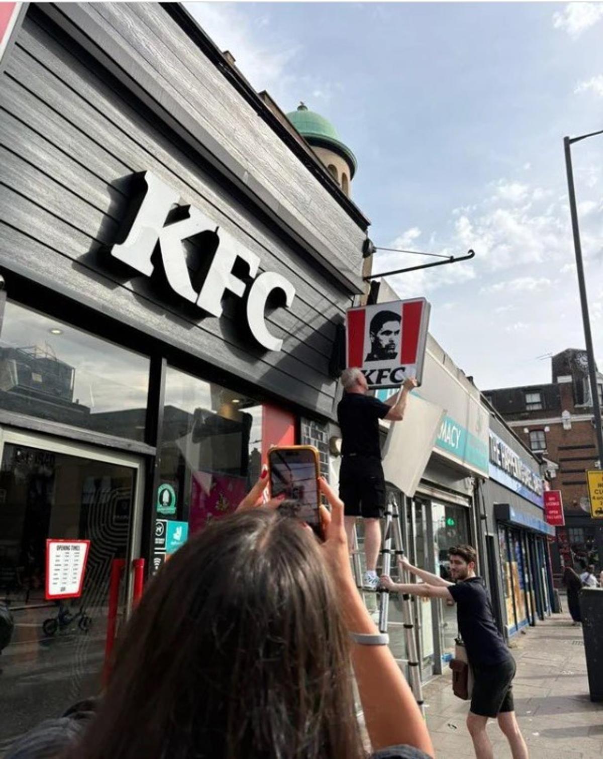 KFC s-a rebranduit cu Mikel Arteta ca imaginea celebrului lanț fast food