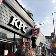 Un KFC din nordul Londrei l-a înlocuit pe Colonelul Sanders cu Mikel Arteta / Foto: Facebook