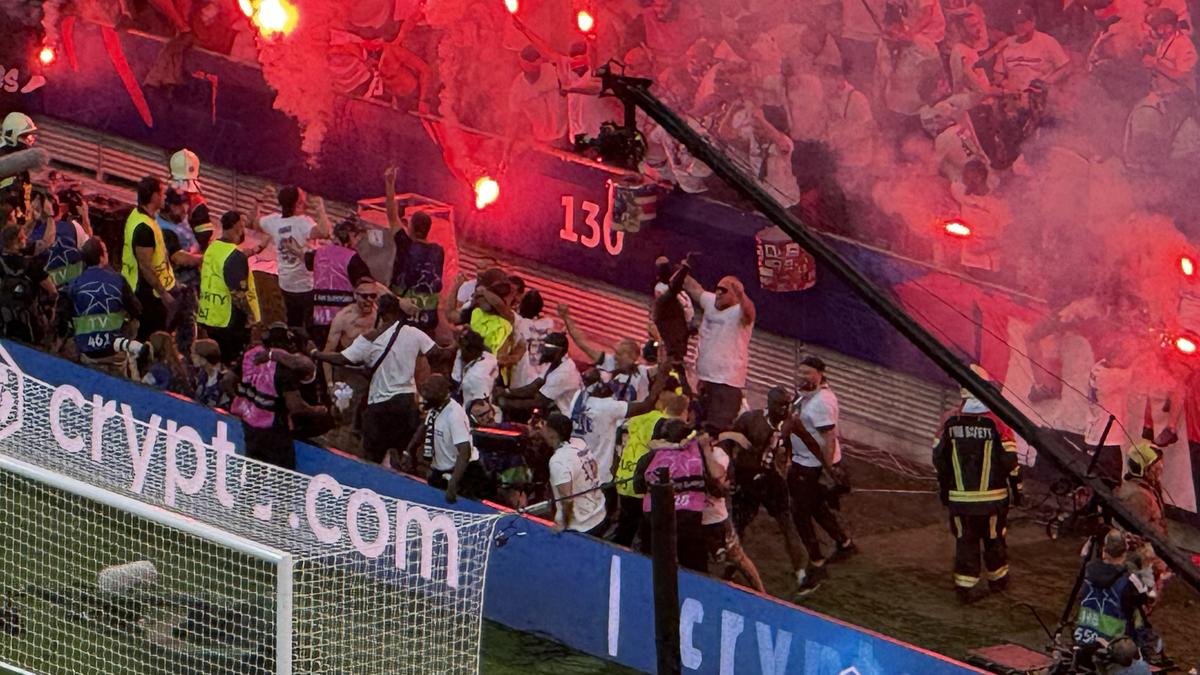 Imaginile cenzurate de UEFA la televizor! » Haos total după golul lui Dembele: poliția a intrat în forță pe stadion