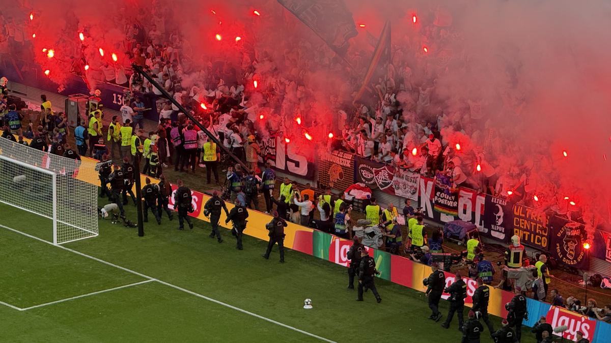 Imaginile cenzurate de UEFA la televizor! » Haos total după golul lui Dembele: poliția a intrat în forță pe stadion