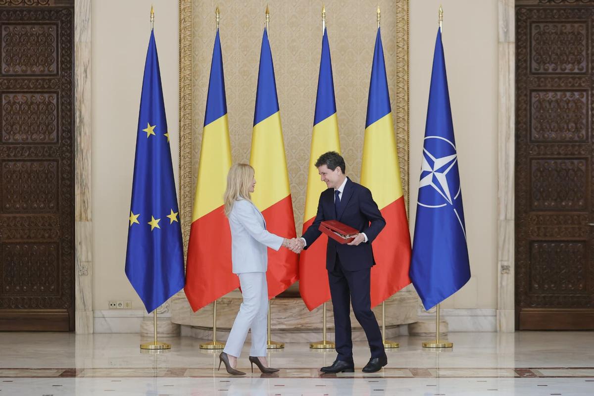 Nadia Comăneci, decorată cu Ordinul Naţional „Steaua României" în grad de Mare Cruce