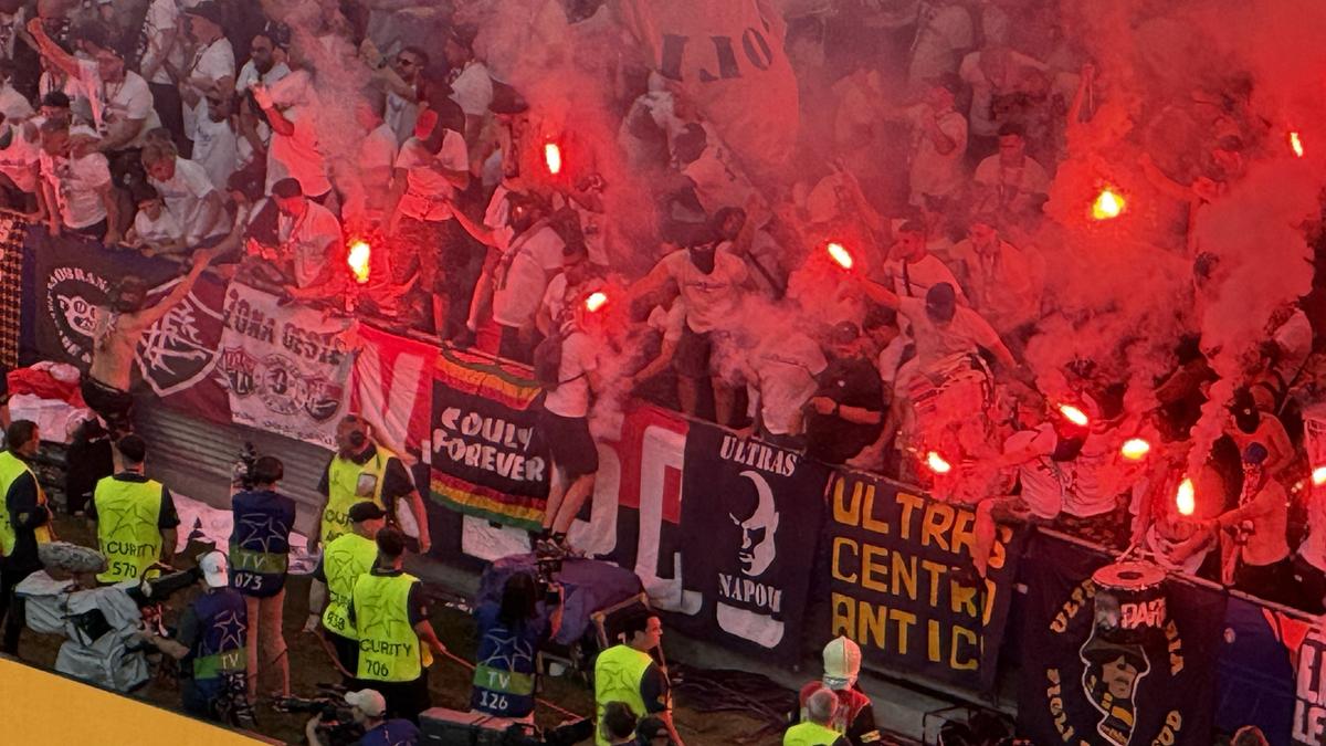 Imaginile cenzurate de UEFA la televizor! » Haos total după golul lui Dembele: poliția a intrat în forță pe stadion