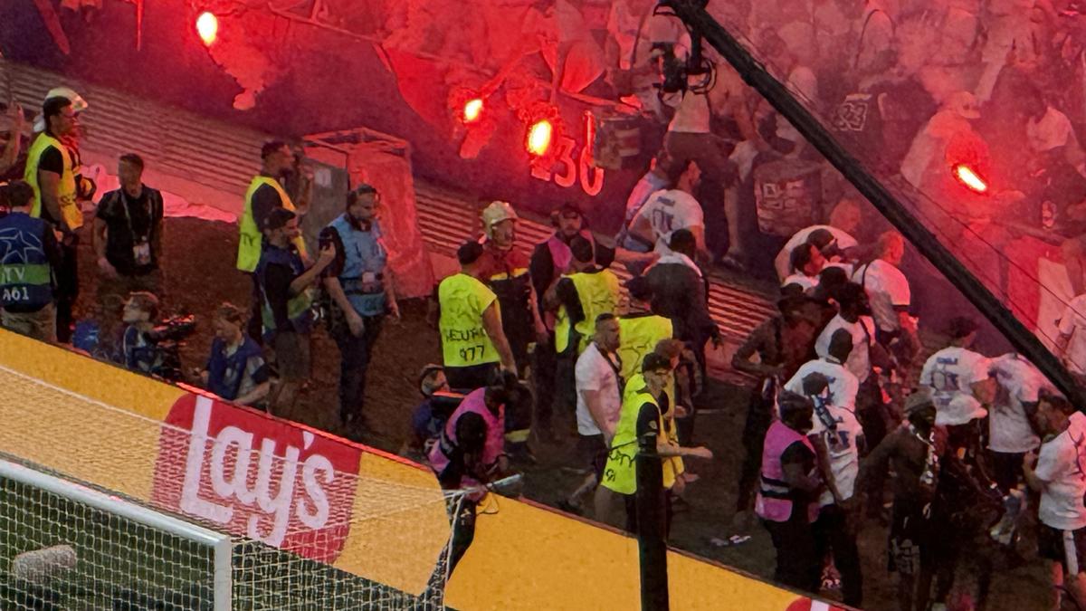 Imaginile cenzurate de UEFA la televizor! » Haos total după golul lui Dembele: poliția a intrat în forță pe stadion