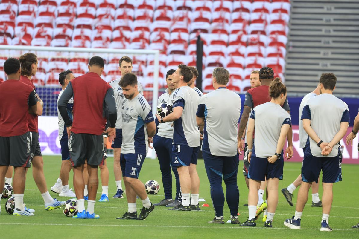 Imagini de la antrenamentul oficial al lui Arsenal