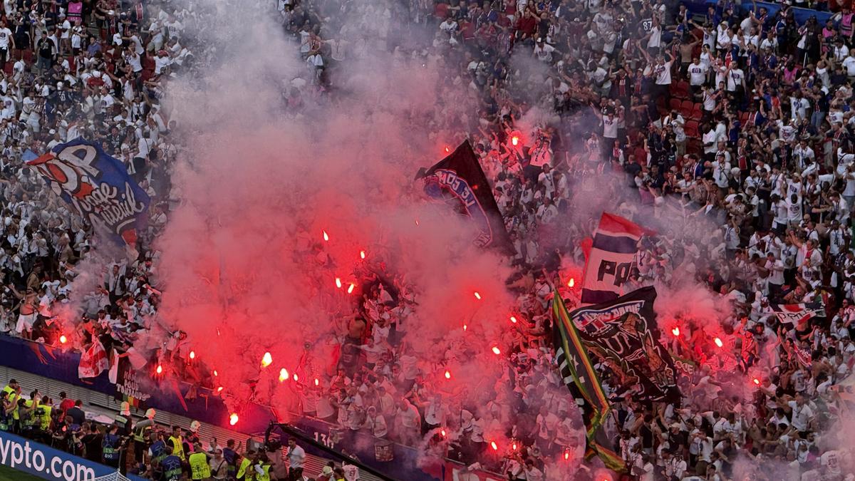 Imaginile cenzurate de UEFA la televizor! » Haos total după golul lui Dembele: poliția a intrat în forță pe stadion