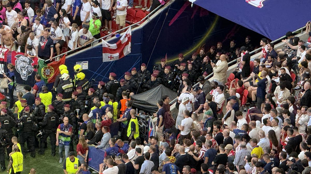 Imaginile cenzurate de UEFA la televizor! » Haos total după golul lui Dembele: poliția a intrat în forță pe stadion