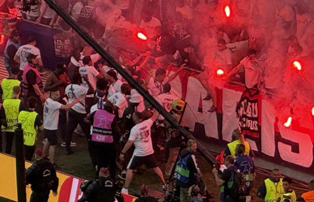 Imaginile cenzurate de UEFA la televizor! » Haos total după golul lui Dembele: poliția a intrat în forță pe stadion
