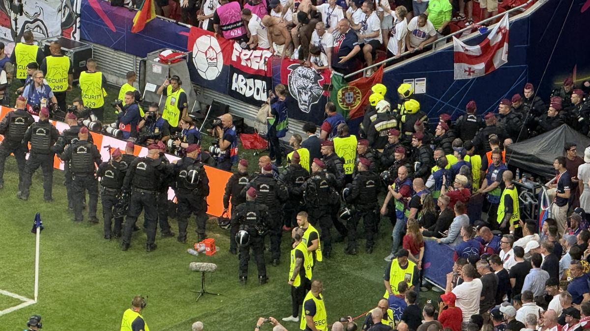 Imaginile cenzurate de UEFA la televizor! » Haos total după golul lui Dembele: poliția a intrat în forță pe stadion