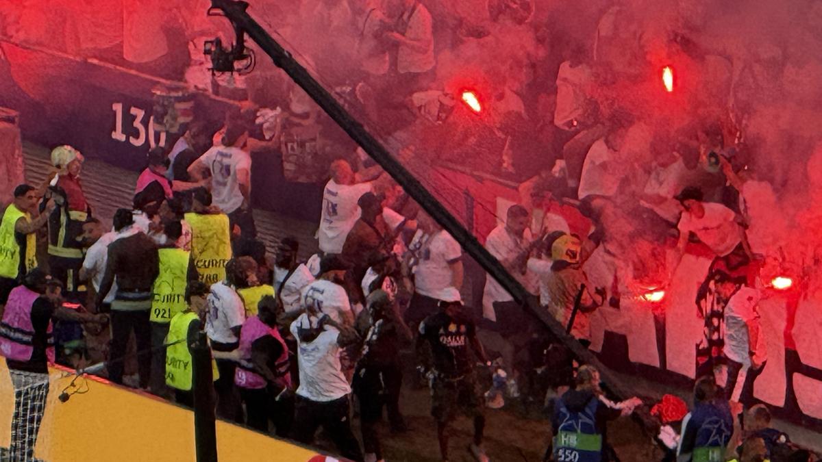 Imaginile cenzurate de UEFA la televizor! » Haos total după golul lui Dembele: poliția a intrat în forță pe stadion