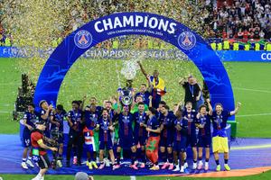 Detaliul curios surprins în momentul în care PSG a ridicat trofeul Ligii Campionilor la Budapesta