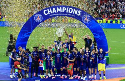 Detaliul curios surprins în momentul în care PSG a ridicat trofeul Ligii Campionilor la Budapesta