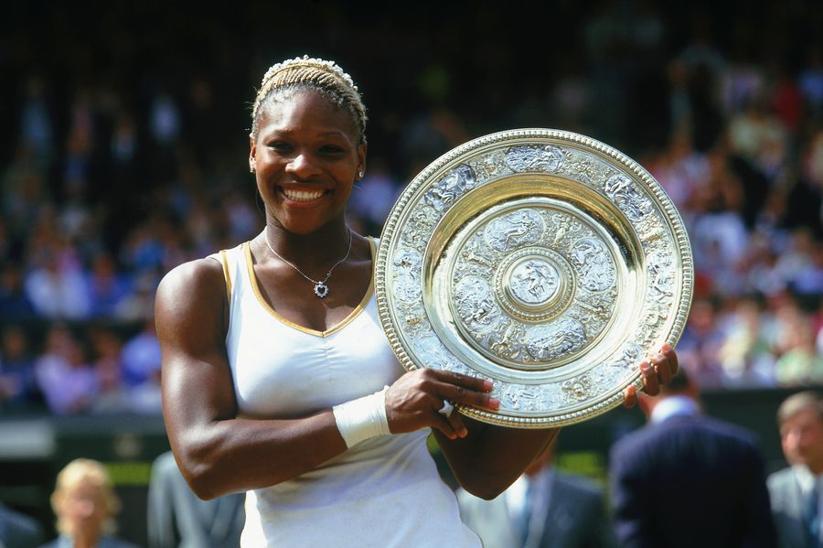 Serena Williams cu primul trofeu de la Wimbledon, cucerit în 2002 FOTO Guliver/GettyImages