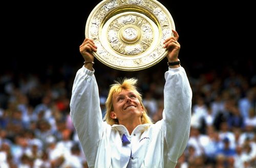 Martina Navratilova cu trofeul de la Wimbledon  FOTO Guliver/GettyImgaes