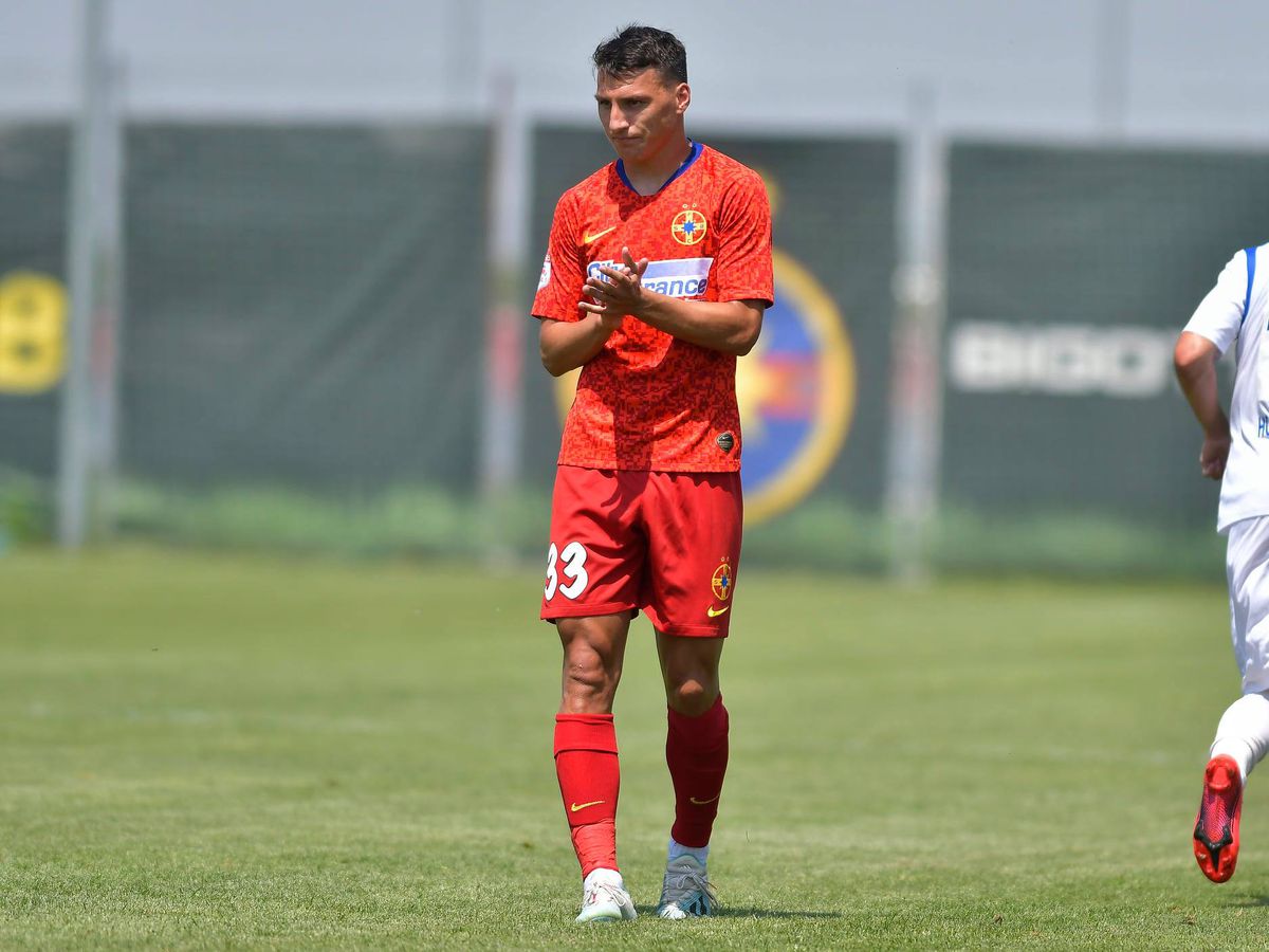 Managerul nu doar postează, ci se și bronzează! MM Stoica s-a dezbrăcat, a rămas doar în șort și s-a bronzat pe marginea terenului