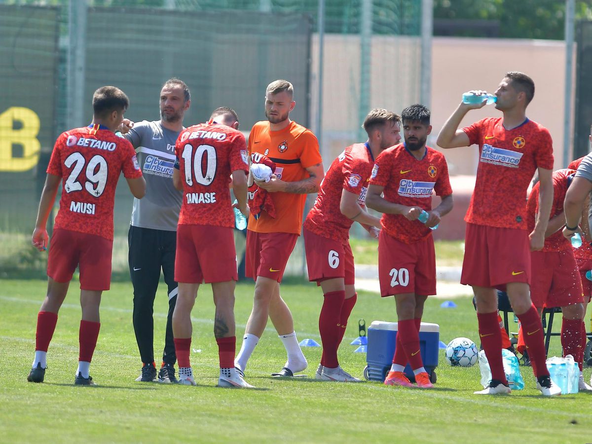 Managerul nu doar postează, ci se și bronzează! MM Stoica s-a dezbrăcat, a rămas doar în șort și s-a bronzat pe marginea terenului