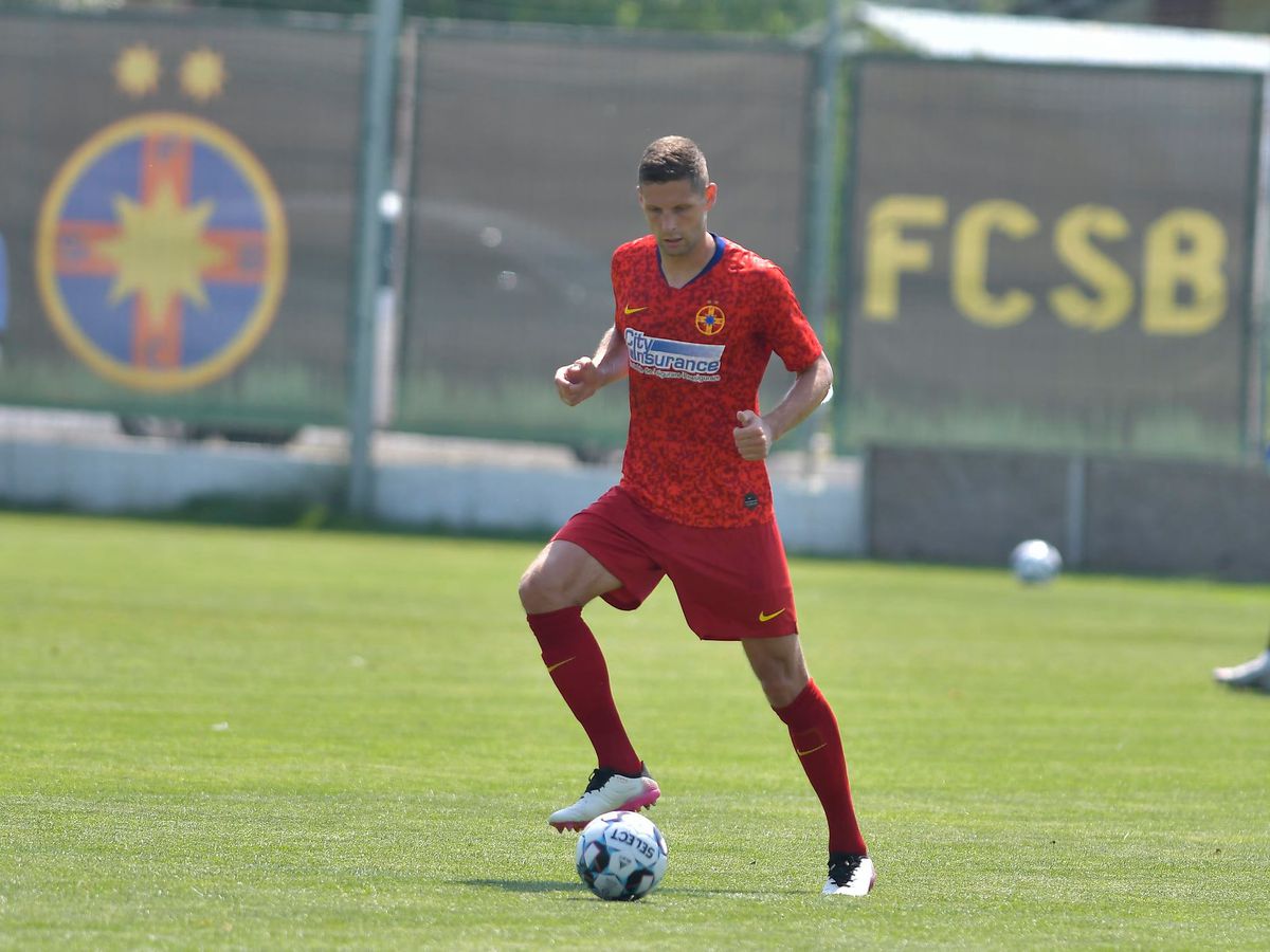 Managerul nu doar postează, ci se și bronzează! MM Stoica s-a dezbrăcat, a rămas doar în șort și s-a bronzat pe marginea terenului