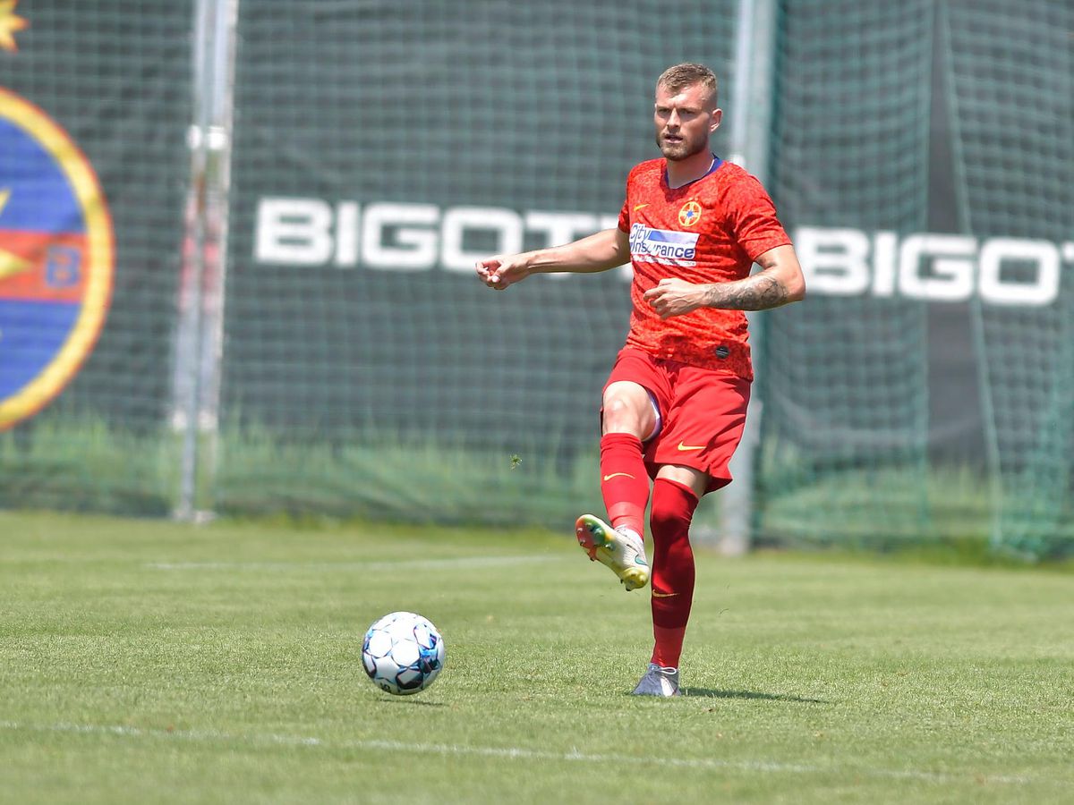 Managerul nu doar postează, ci se și bronzează! MM Stoica s-a dezbrăcat, a rămas doar în șort și s-a bronzat pe marginea terenului