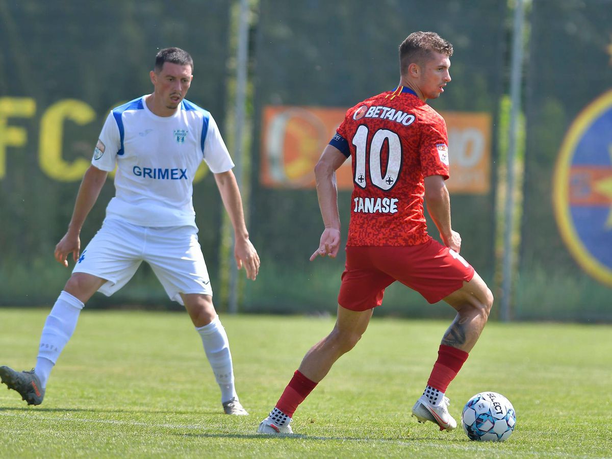 Managerul nu doar postează, ci se și bronzează! MM Stoica s-a dezbrăcat, a rămas doar în șort și s-a bronzat pe marginea terenului