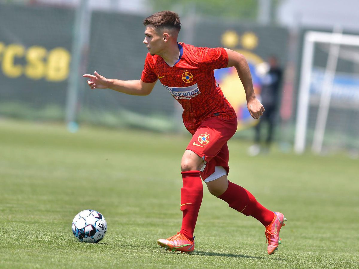 Managerul nu doar postează, ci se și bronzează! MM Stoica s-a dezbrăcat, a rămas doar în șort și s-a bronzat pe marginea terenului