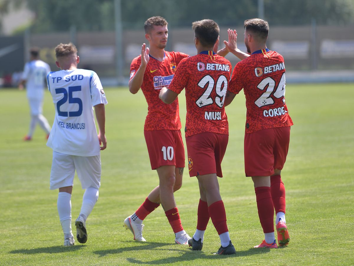 Managerul nu doar postează, ci se și bronzează! MM Stoica s-a dezbrăcat, a rămas doar în șort și s-a bronzat pe marginea terenului