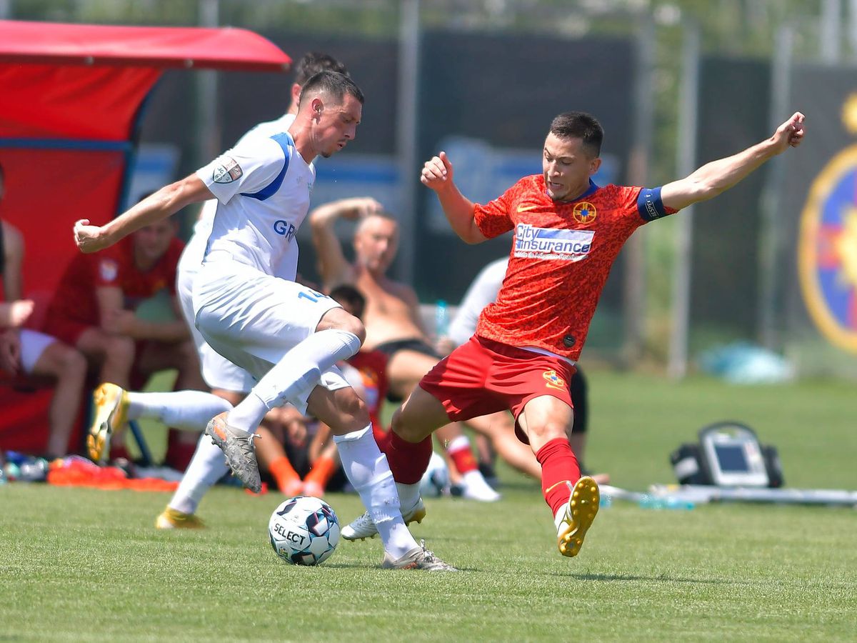 Managerul nu doar postează, ci se și bronzează! MM Stoica s-a dezbrăcat, a rămas doar în șort și s-a bronzat pe marginea terenului