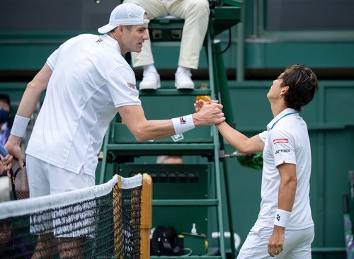 Japonezul Yoshihito Nishioka (25 de ani, 58 ATP) l-a învins pe americanul Joshn Isner (33 de ani, 36 ATP) în primul tur de la Wimbledon, scor 7-6(5), 2-6, 6-3, 6-7(3), 6-4. Niponul măsoară cu 38 de cm mai puțin decât adversarul său.