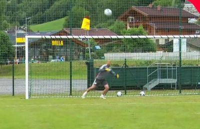 Antrenor în Liga 1, titular în Liga 3 și portar de ocazie în cantonament » Imagini amuzante la antrenamentul lui Sepsi