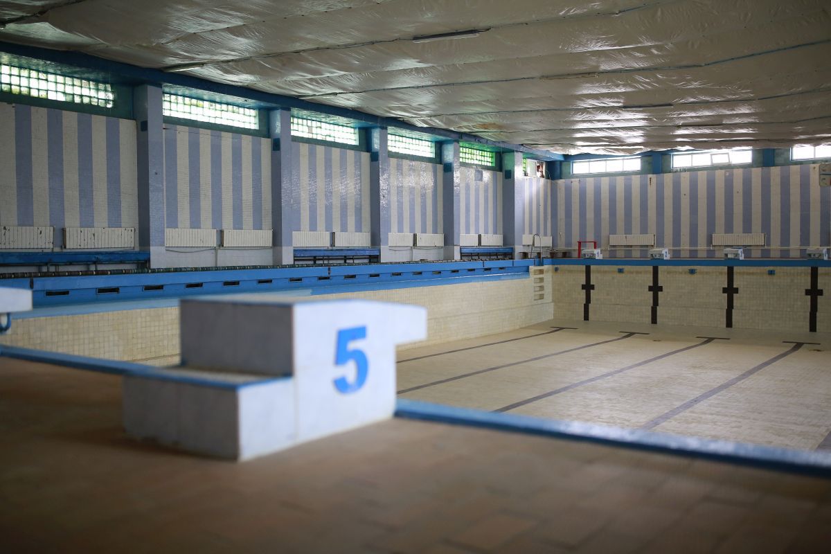 Gazeta prezintă povestea incredibilă a bazinului olimpic pe care statul se chinuie să-l termine de 11 ani! 7 milioane de euro aruncate pe fereastră. Și mai urmează!