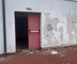 Pereți căzuți, uși rupte, iar mizeria e la ea acasă. Așa arată intrarea într-un corp de clădire