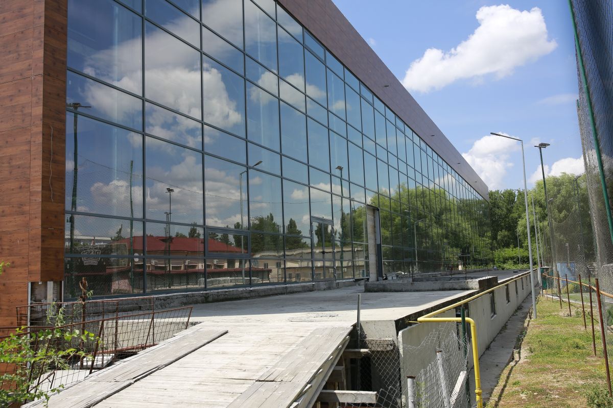 Gazeta prezintă povestea incredibilă a bazinului olimpic pe care statul se chinuie să-l termine de 11 ani! 7 milioane de euro aruncate pe fereastră. Și mai urmează!