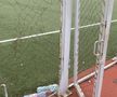 Gardul și ușile de acces pe terenul de fotbal sunt rupte