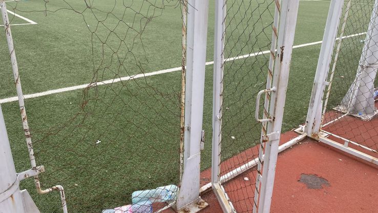 Gardul și ușile de acces pe terenul de fotbal sunt rupte