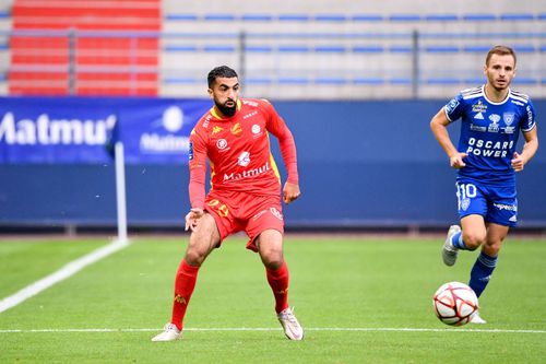 Yassine Bahassa (roșu), noul transfer al celor de la FCU Craiova
Foto: Imago