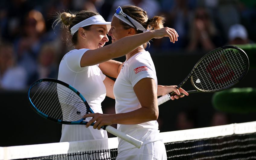 Moment emoționant la finalul meciului Simona Halep (30 de ani, locul) 18 WTA - Kirsten Flipkens (36 de ani, locul 190 WTA) 7-5, 6-4 din turul 2 la Wimbledon.