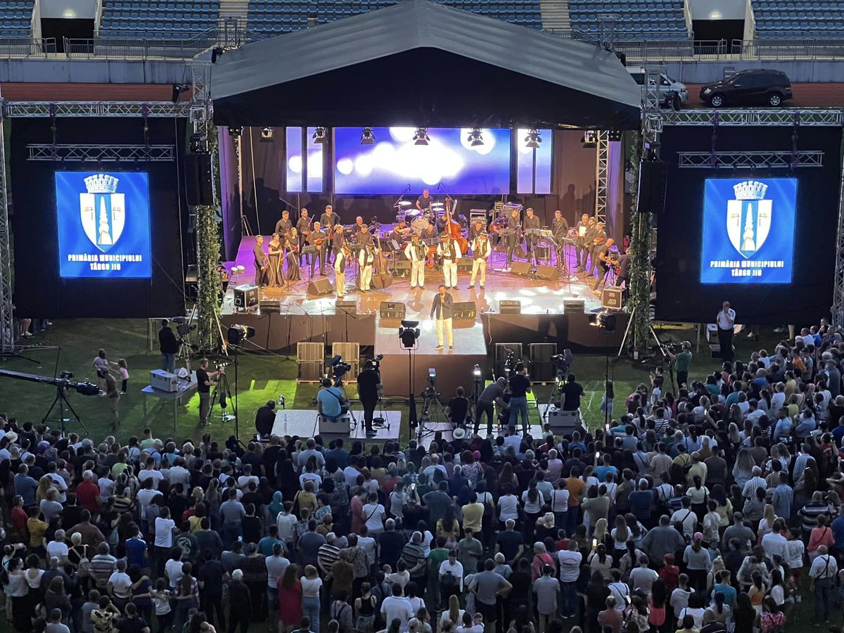 Festivitate de final de an școlar pe stadionul din Târgu Jiu