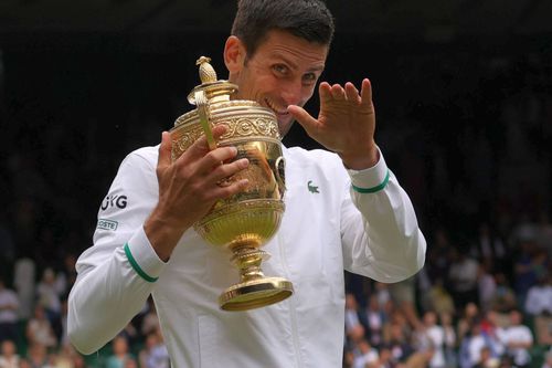 Novak Djokovic, cu trofeul de la Wimbledon. 
Foto: Imago