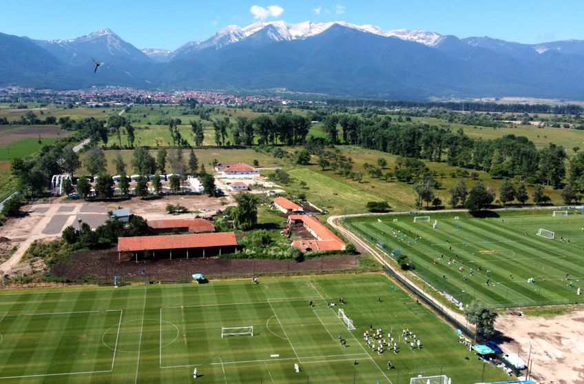 Imagine de ansamblu din dronă cu peisajul de la Bansko, unde se antrenează Craiova și Iașiul