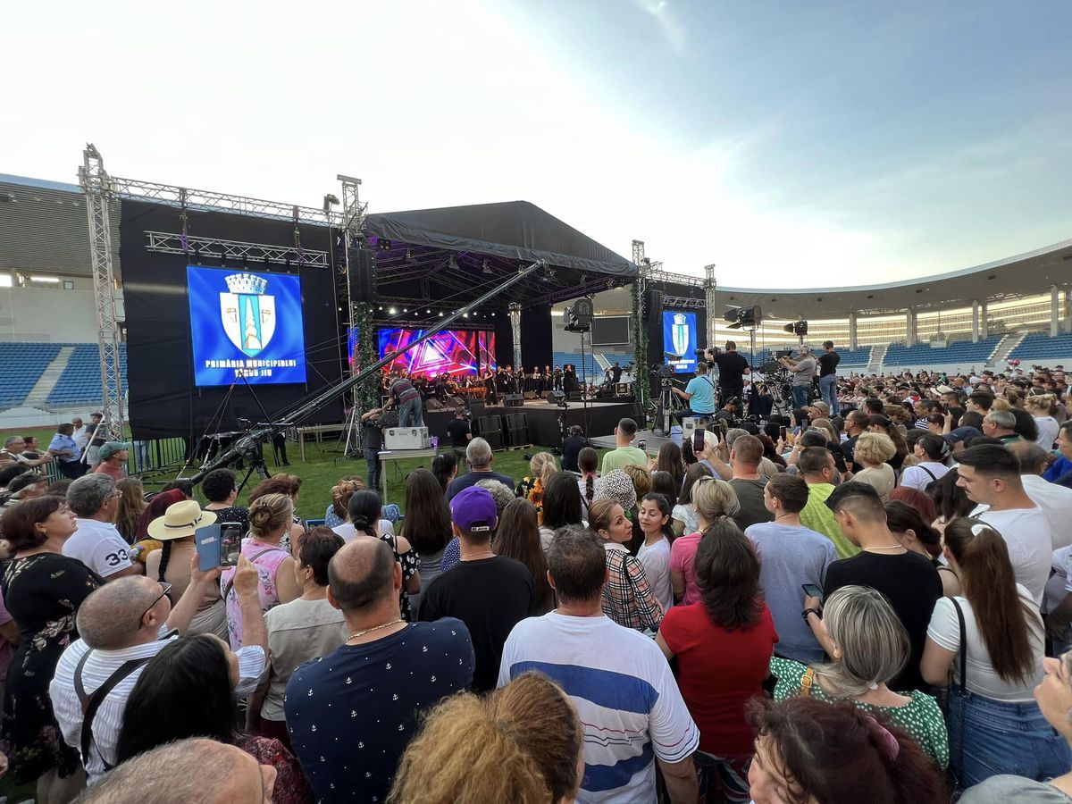 Festivitate de final de an școlar pe stadionul din Târgu Jiu
