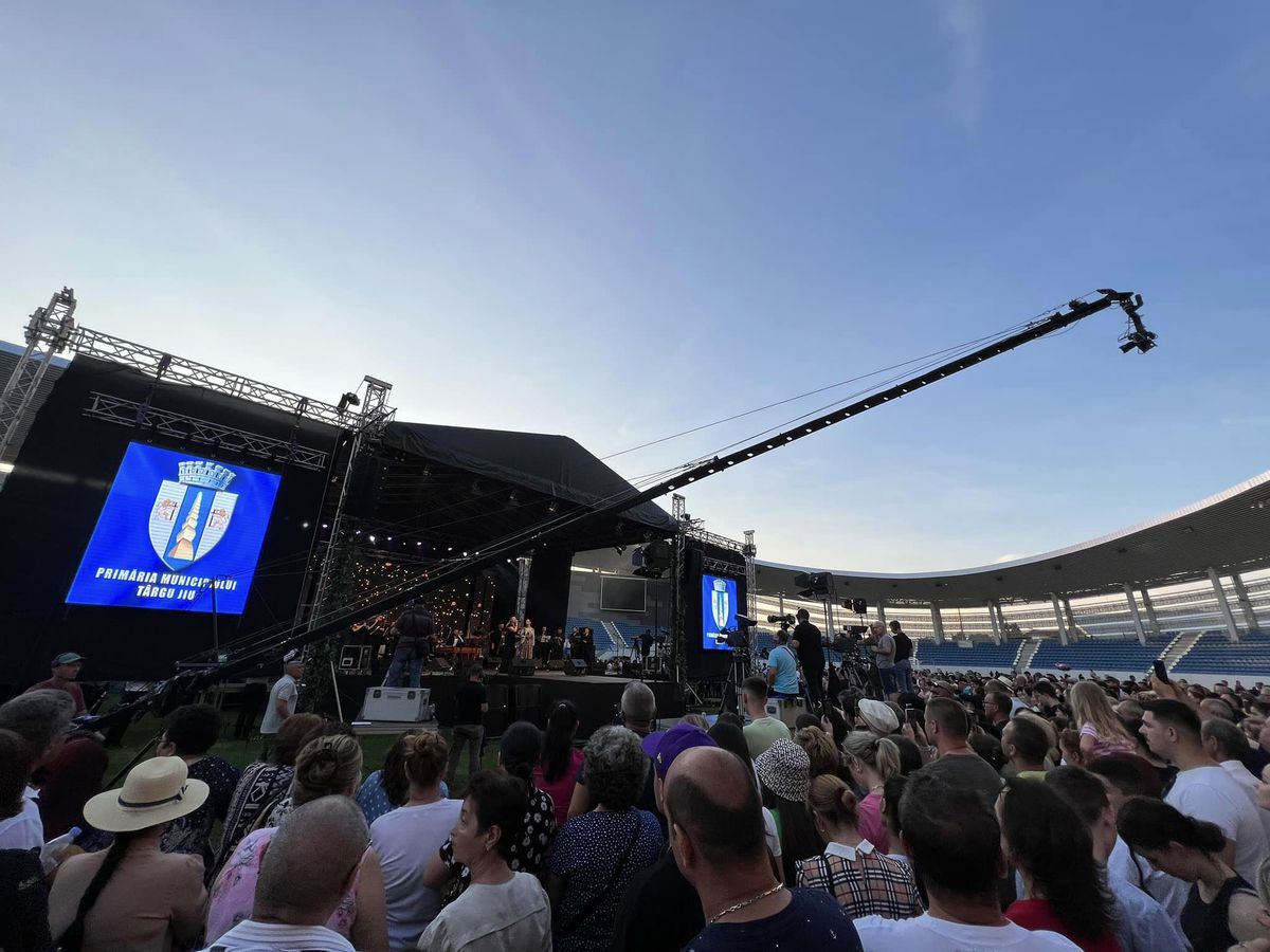 Festivitate de final de an școlar pe stadionul din Târgu Jiu