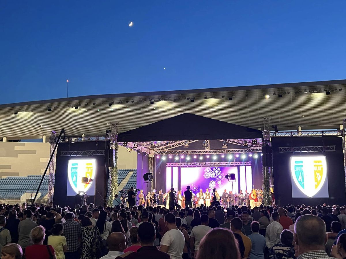 Festivitate de final de an școlar pe stadionul din Târgu Jiu
