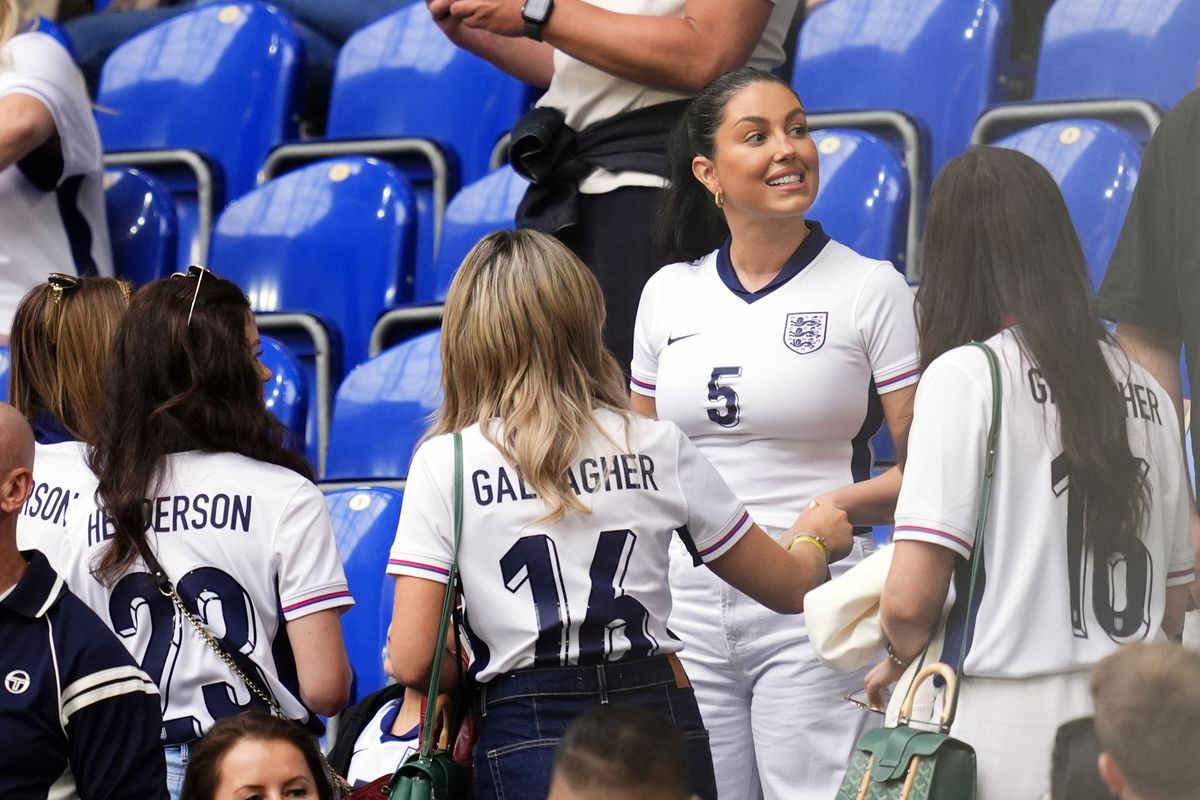 Partenerele fotbaliștilor la Anglia - Slovacia