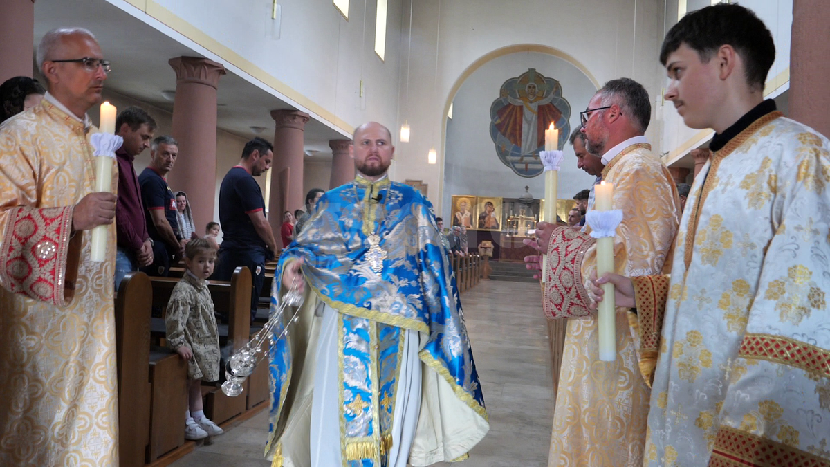 Edward Iordănescu a mers la Liturghie » Mesaj în fața a zeci de români: „Suntem creștini ortodocși, care se închină la Dumnezeu, nu la caracatiță”