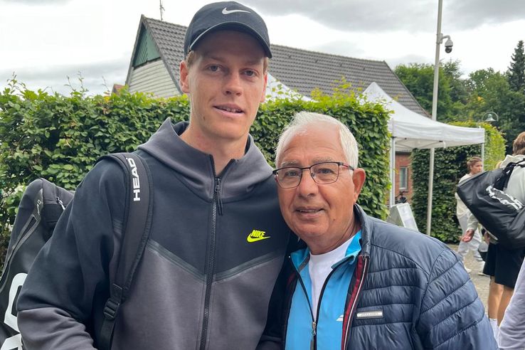 Antrenorul Ion Geantă împreună cu Jannik Sinner, lider ATP și campion la Halle în 2024