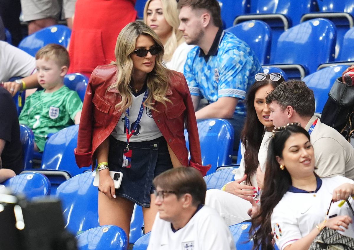 N-au respectat codul vestimentar » Partenerele fotbaliștilor englezi au ocupat un întreg sector VIP la Anglia - Slovacia