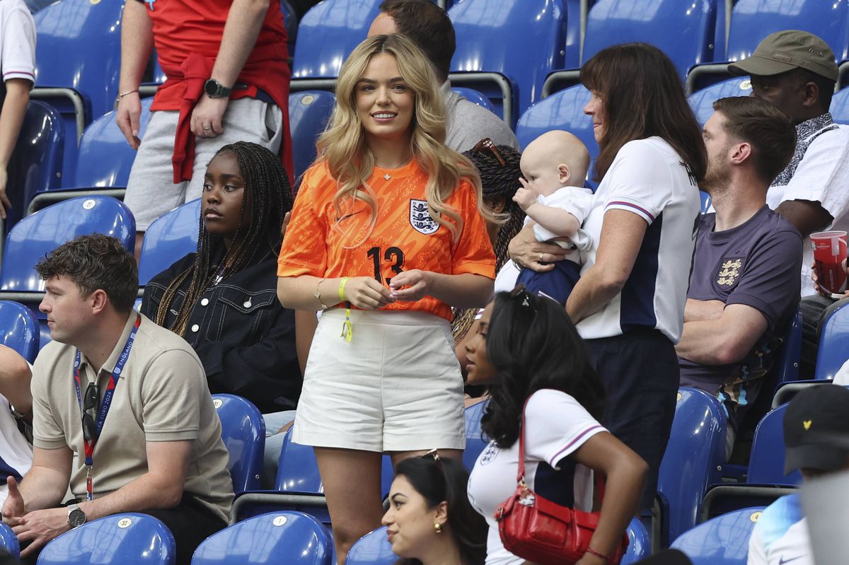N-au respectat codul vestimentar » Partenerele fotbaliștilor englezi au ocupat un întreg sector VIP la Anglia - Slovacia