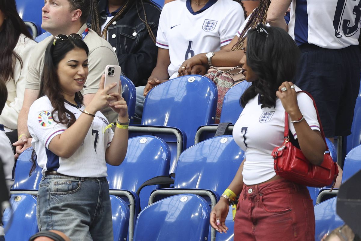 Partenerele fotbaliștilor la Anglia - Slovacia