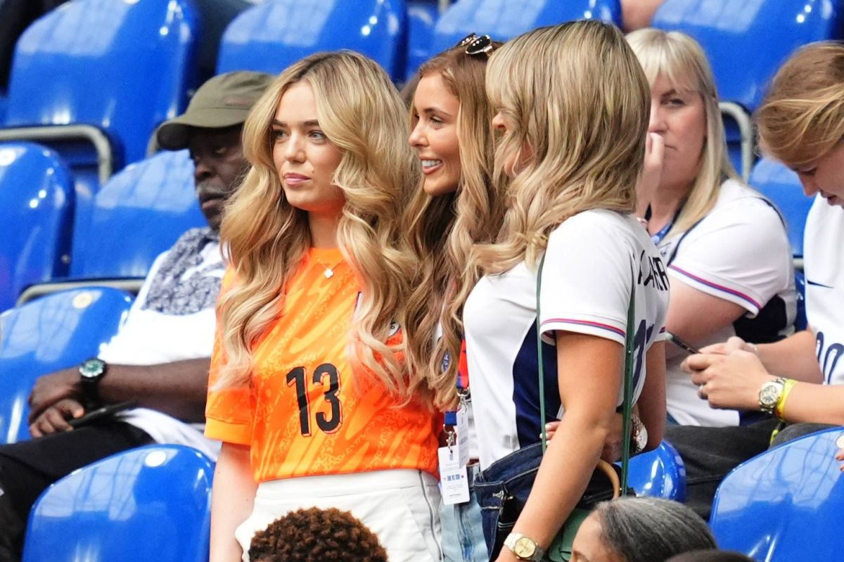 N-au respectat codul vestimentar » Partenerele fotbaliștilor englezi au ocupat un întreg sector VIP la Anglia - Slovacia