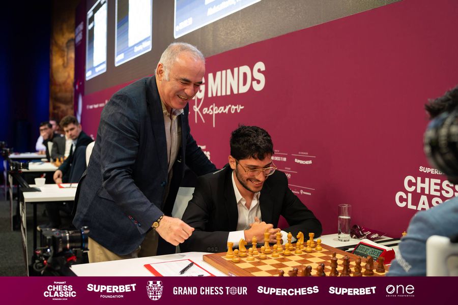 A patra rundă de confruntări de la Superbet Chess Classic România 2024    s-a încheiat cu două victorii și trei remize