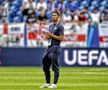 Jude Bellingham a ieșit să inspecteze gazonul de pe Veltins Arena / Foto: Imago Images