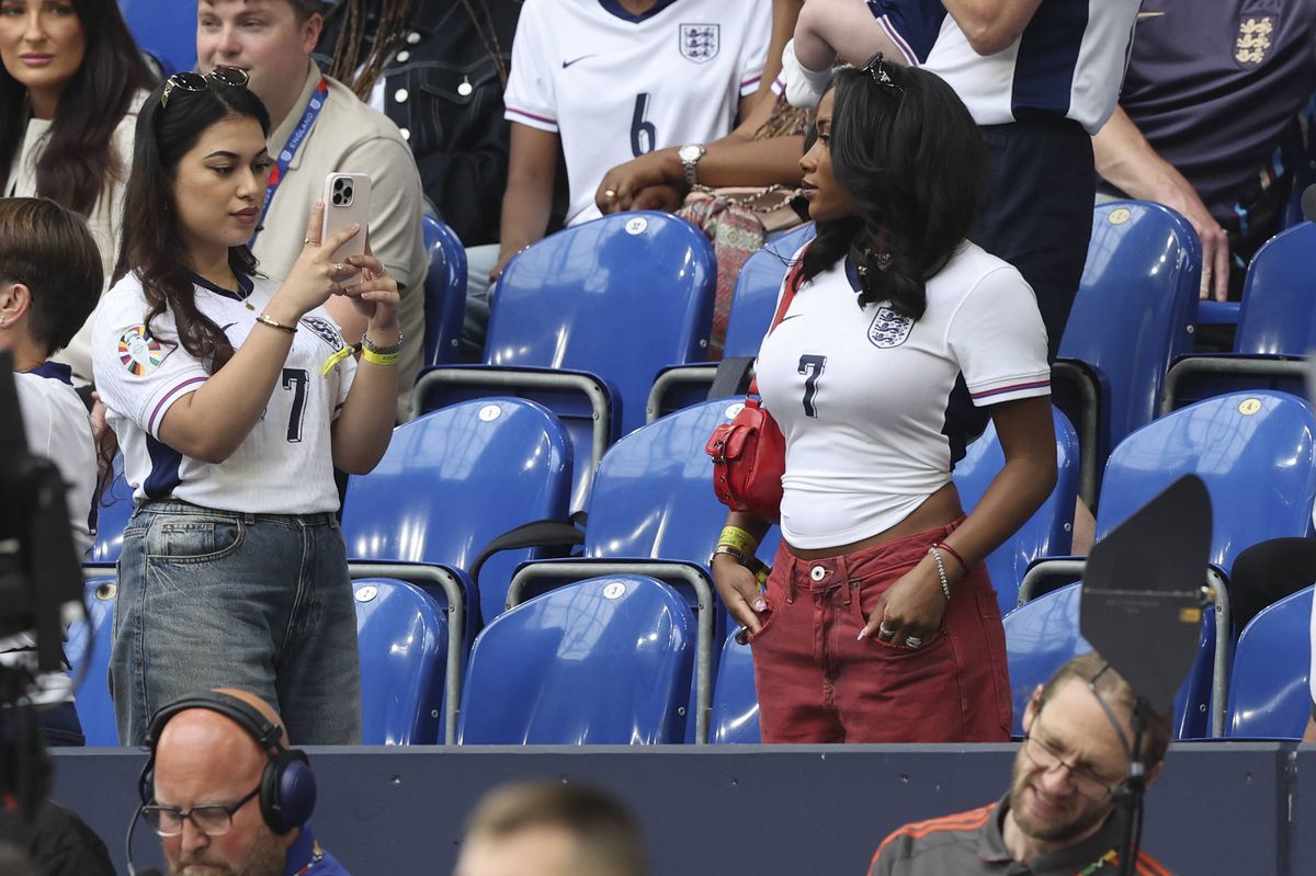 Partenerele fotbaliștilor la Anglia - Slovacia